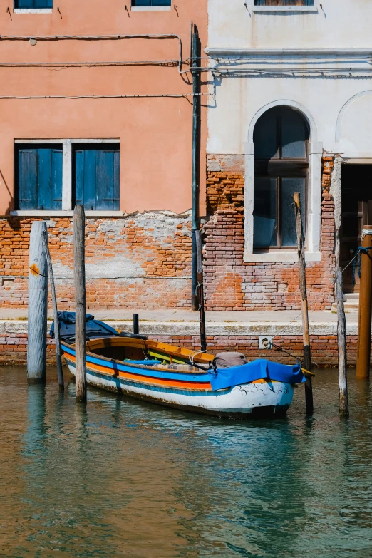 a boat docked in the water near some buildings