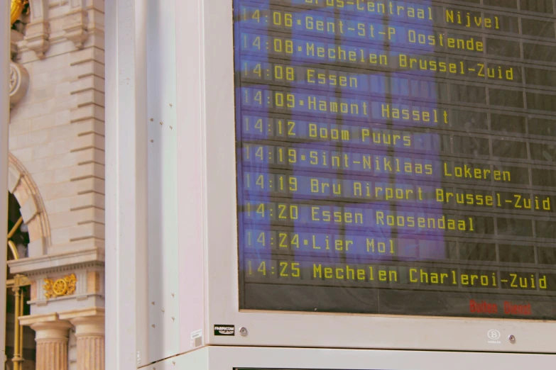 this airport sign is displaying the boarding instructions