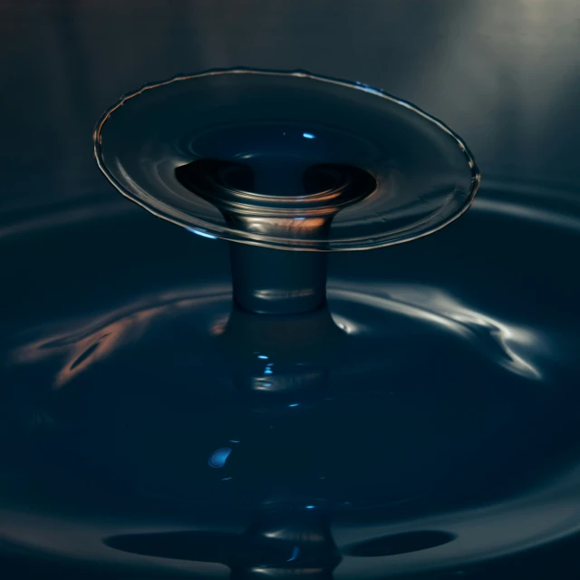 there is a reflection of a water ring on the table