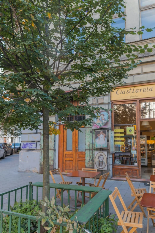 a table and chairs on the sidewalk outside a store