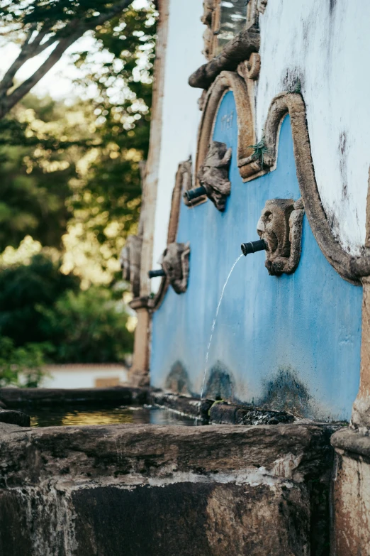 an old water fountain is filled with flowing water