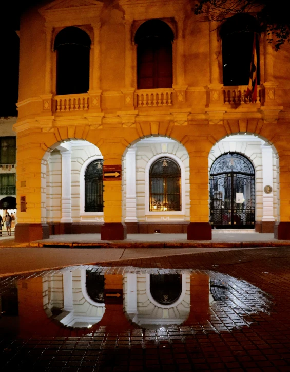 a el building has a reflective dle in the driveway