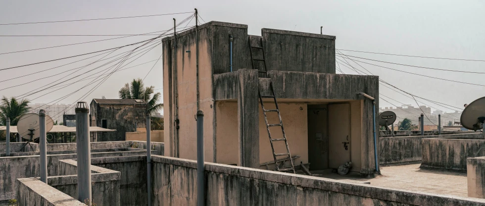 there is an old, run down looking building