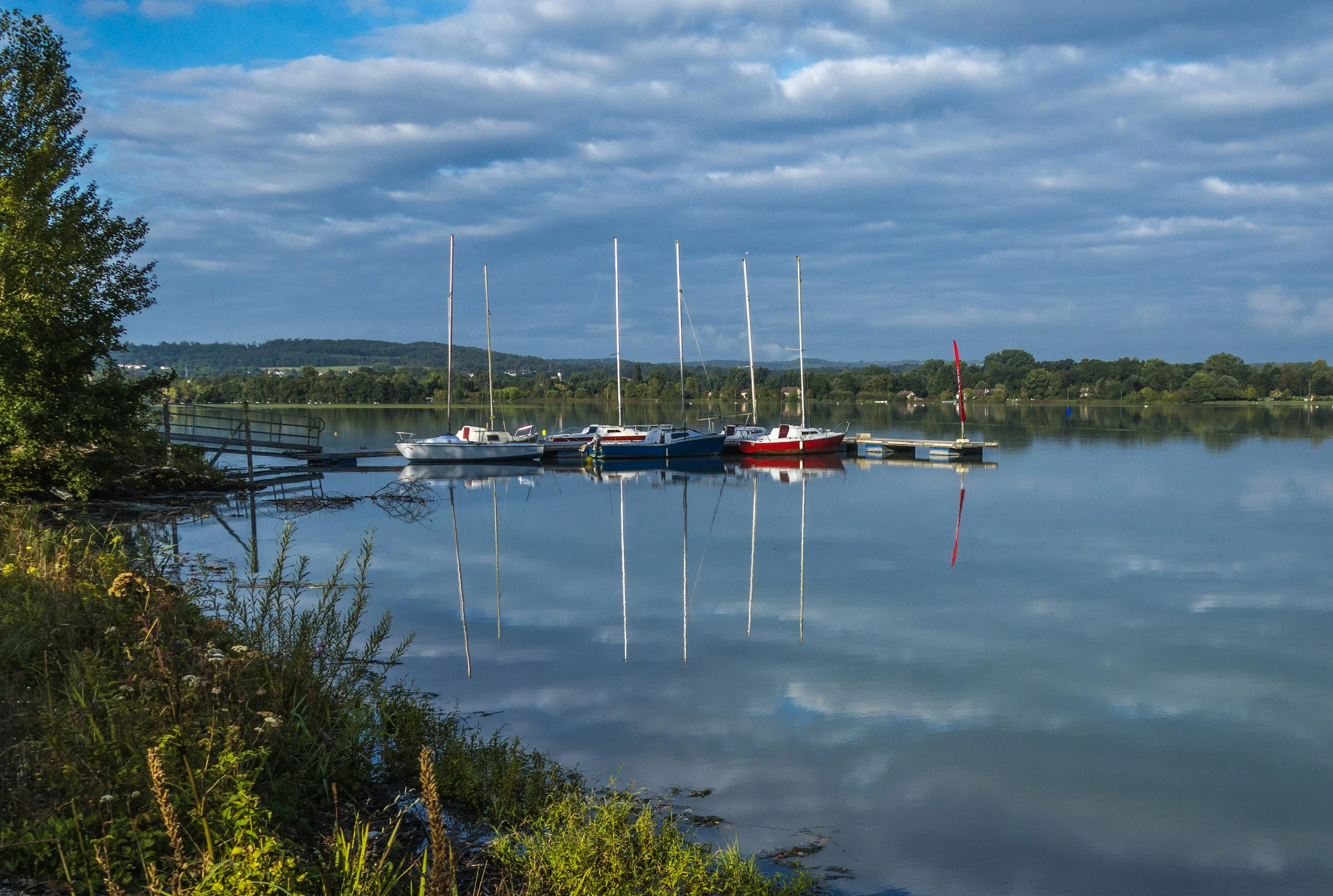 there are several boats that are in the water