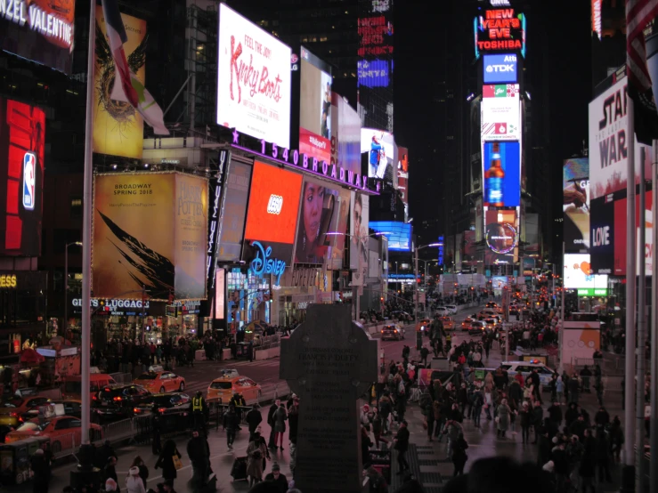 there are many people crossing the street at night time