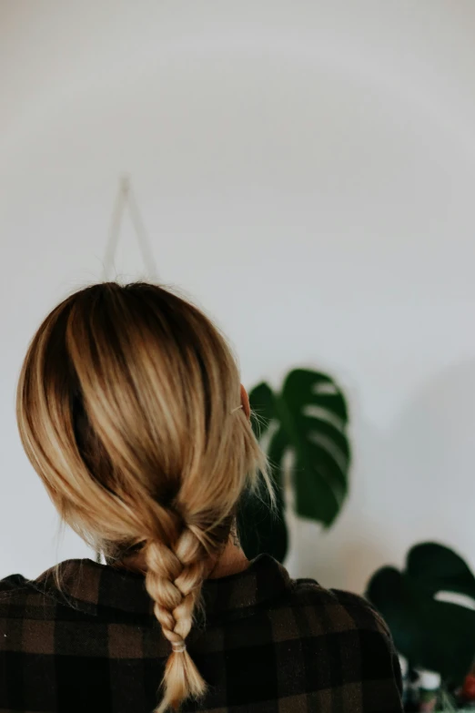 a woman with blonde hair styled in a id