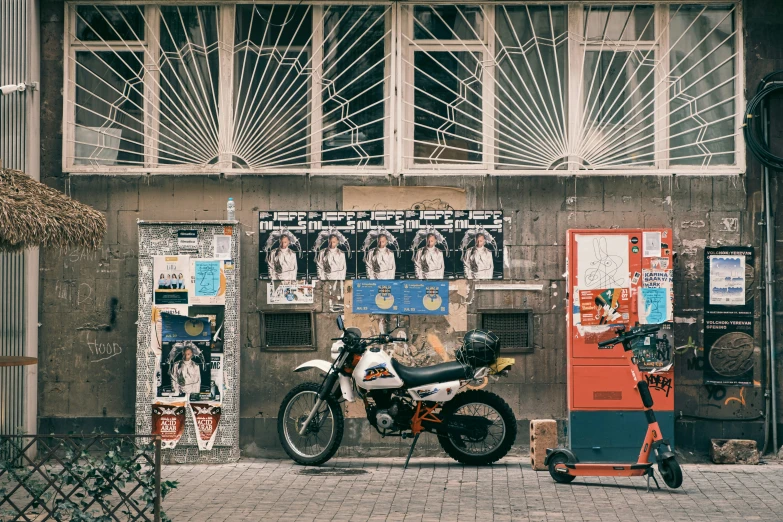 a motorcycle is parked in front of a building