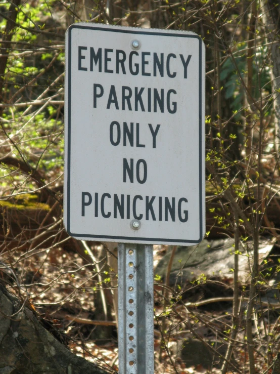 there is a sign warning of the emergency parking only