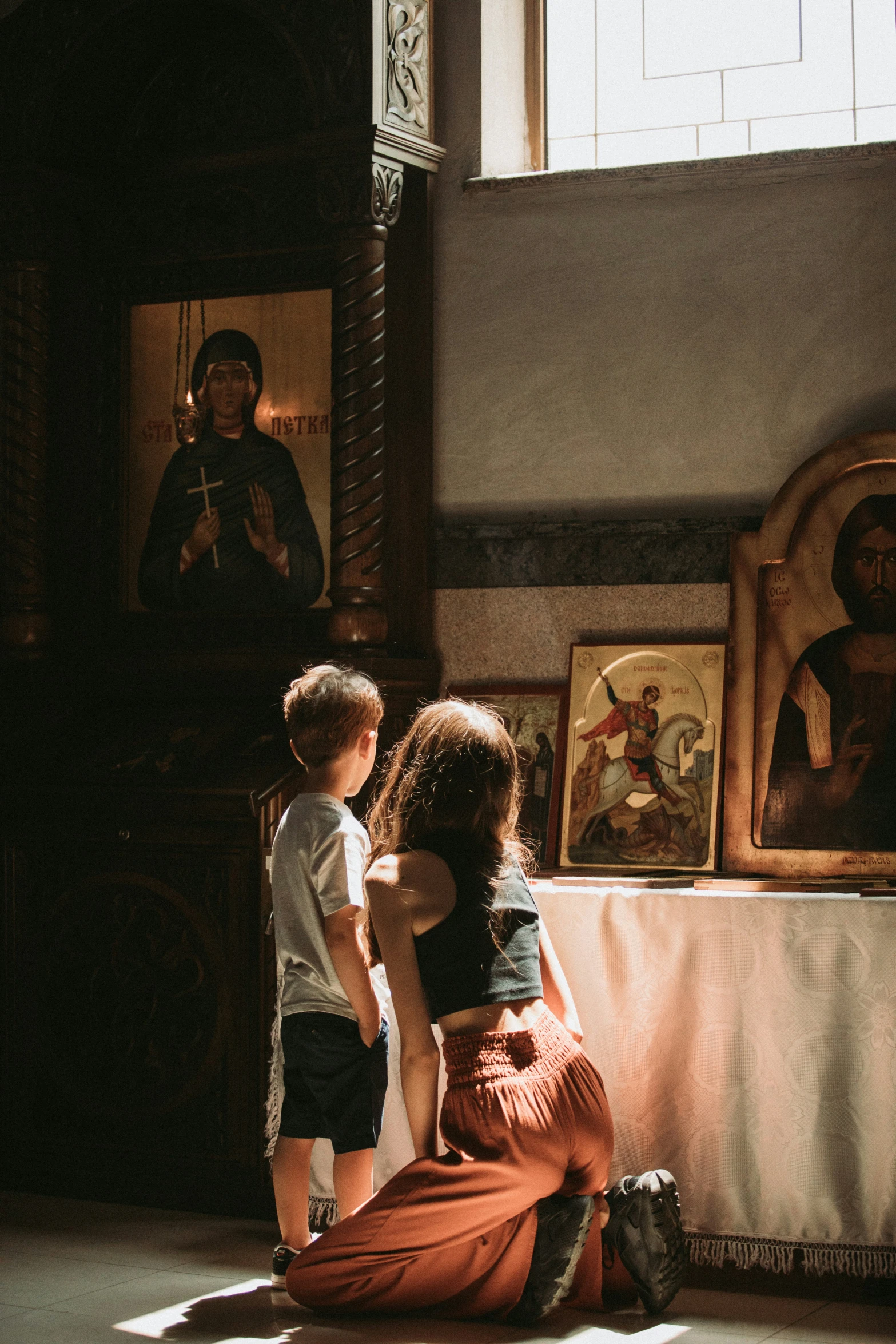 a small child and young woman look at an artwork in a museum