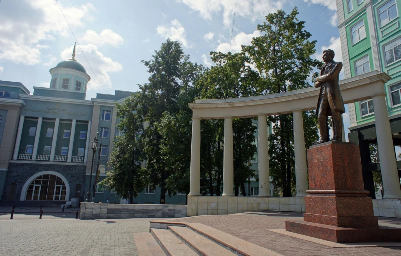 there is a statue and columns in the courtyard