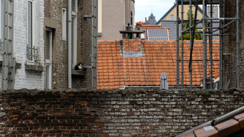 a view of some kind of rooftop with some scaffolding