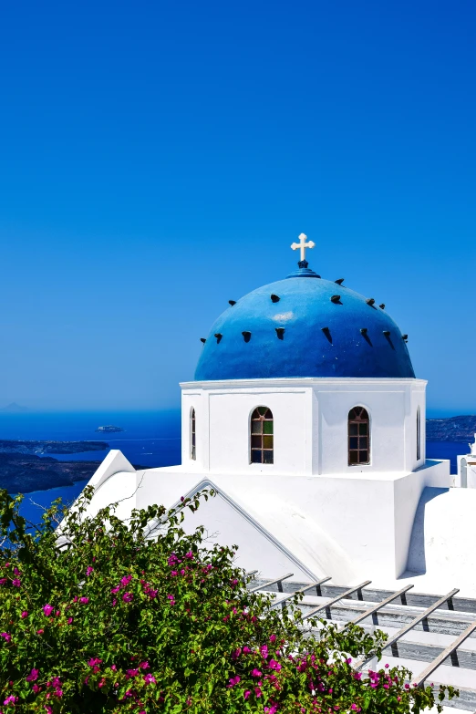 the blue dome is set on top of a white building