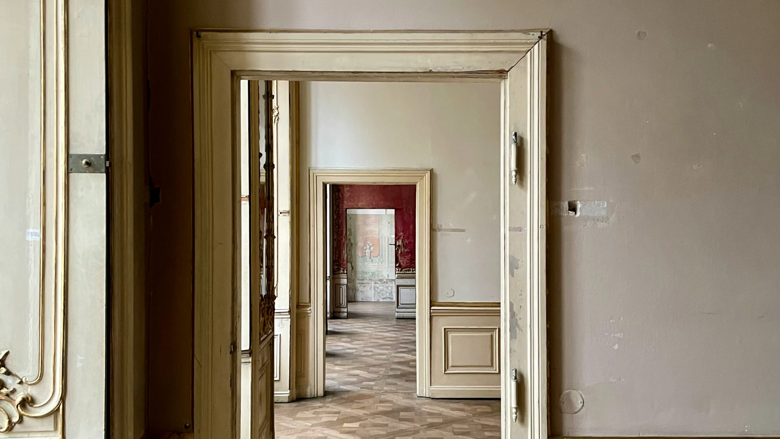 large mirror in the corner of a room with a wall