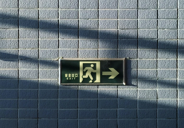 a sign indicates that this direction is right