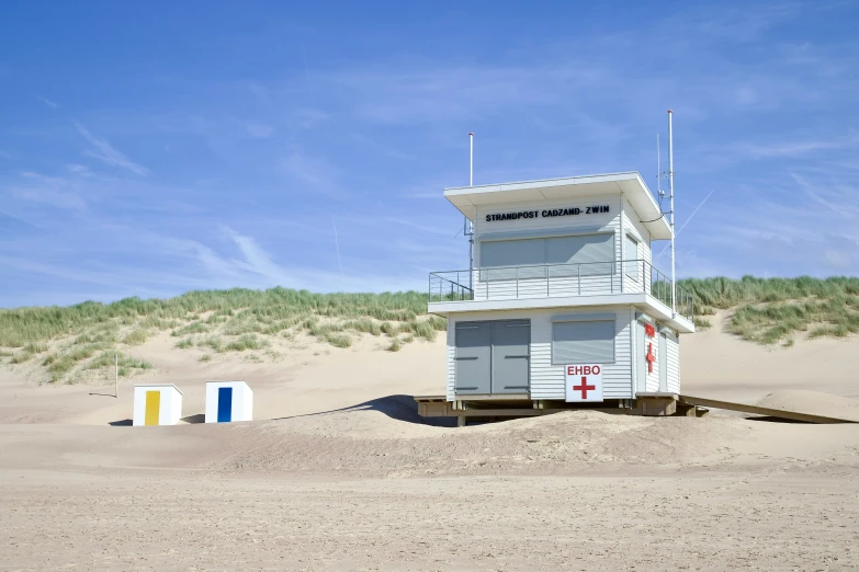 this is a lifeguard's tower in the sand