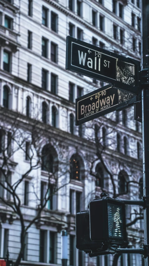 there is a traffic light on wall st