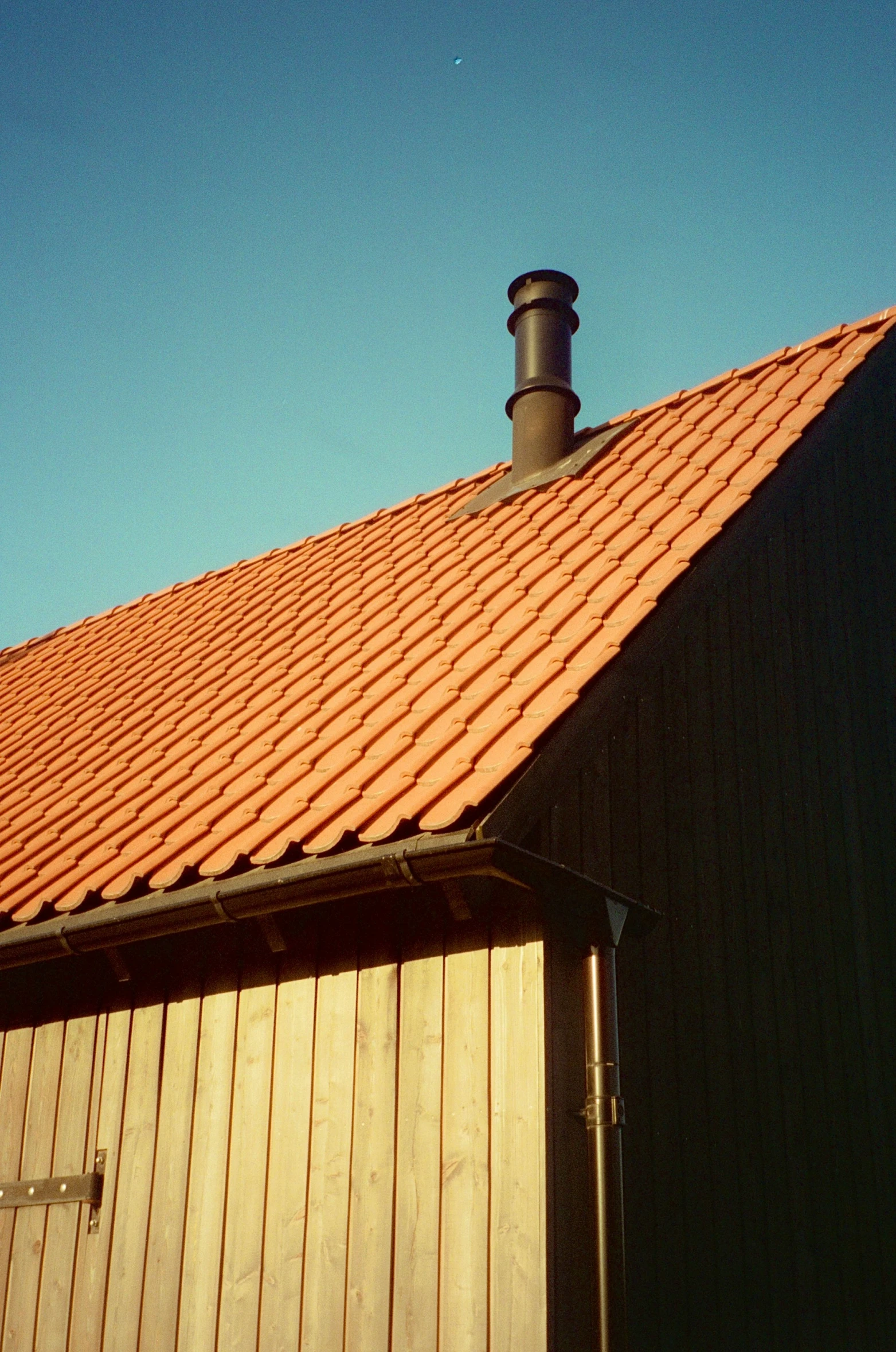 there is a roof with a chimney on it