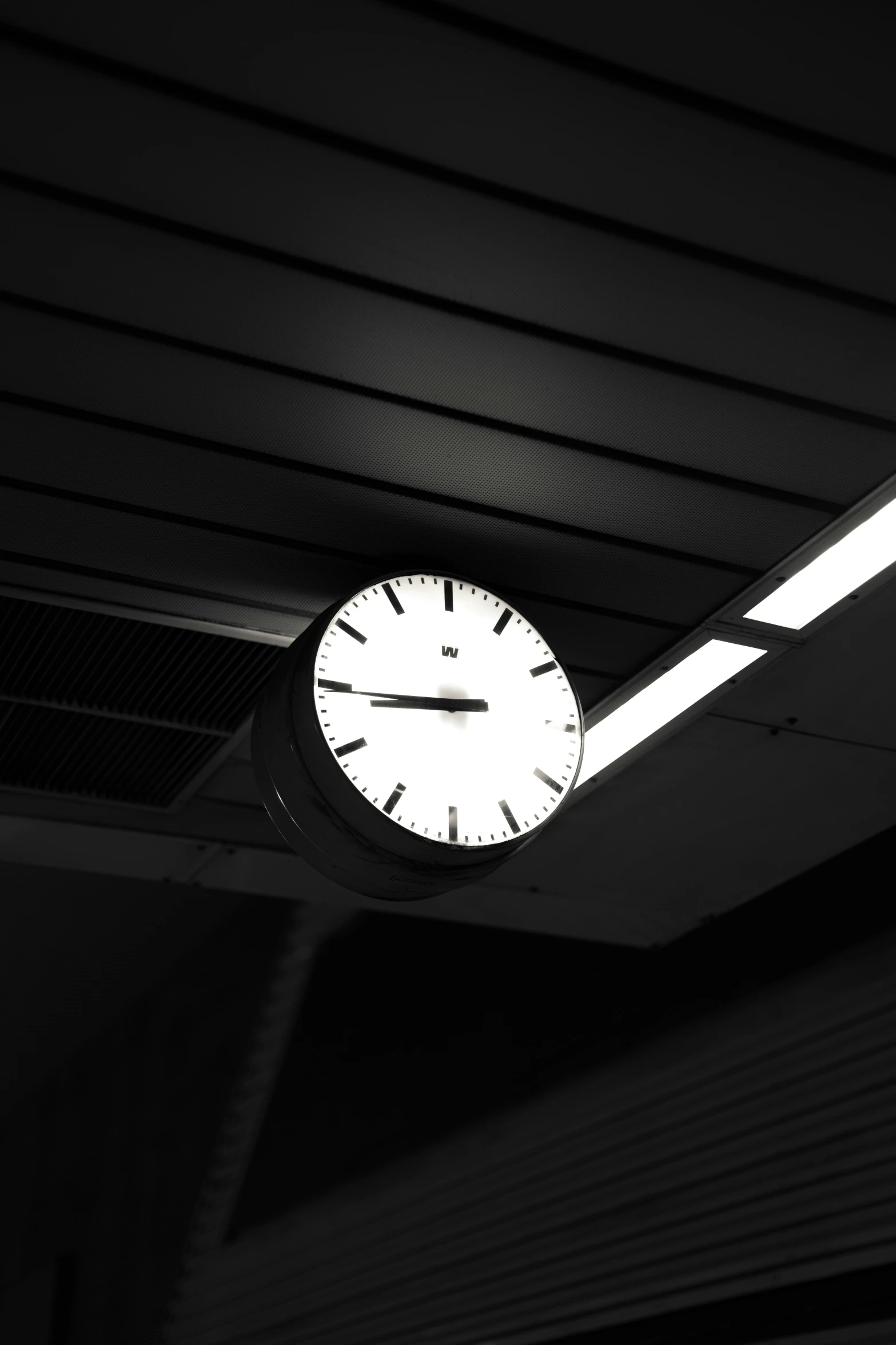 a black and white po of a clock in the dark