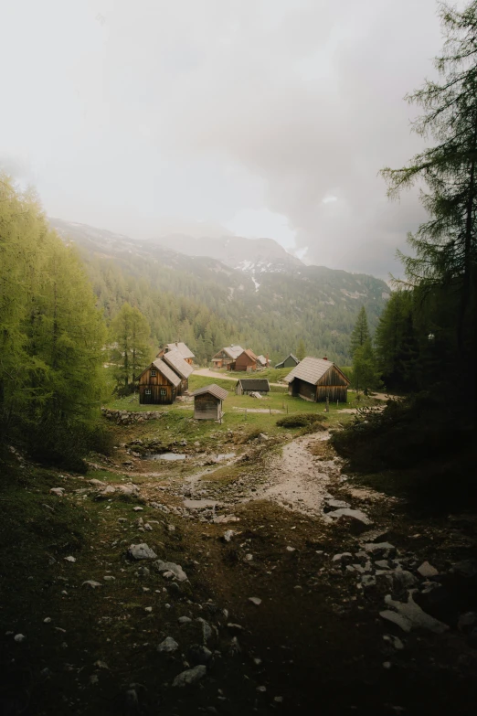 there are many small cabins in this area