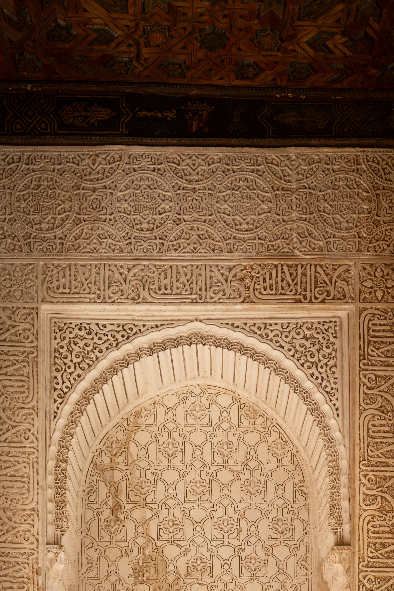 the interior arch of a building with an arched door