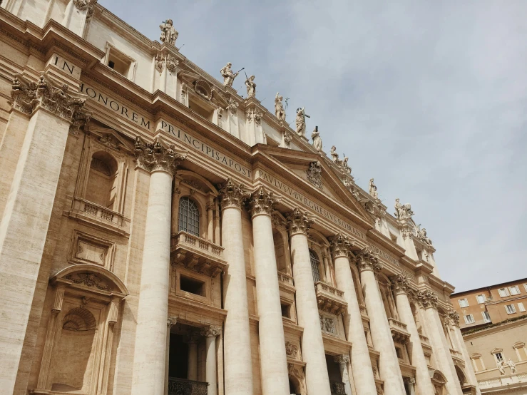 there is a very tall building that has pillars and arches