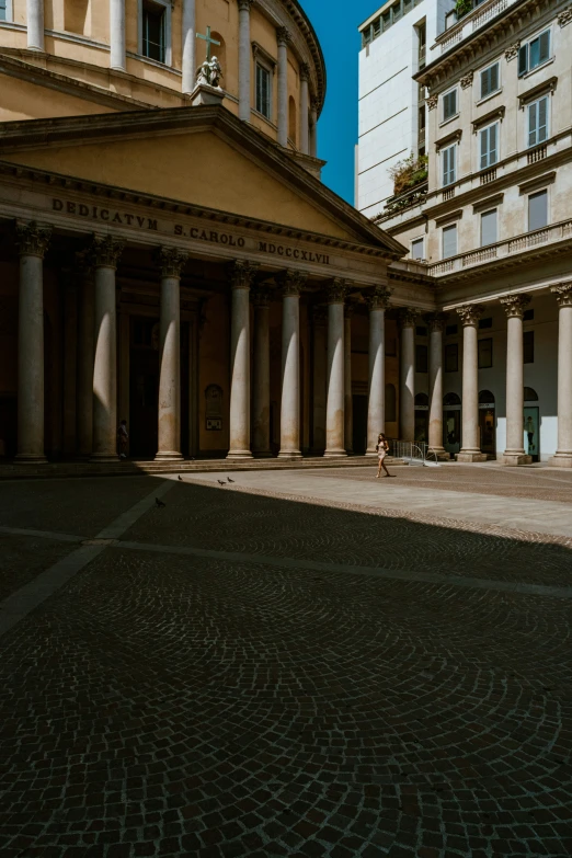 a building with many pillars on the outside