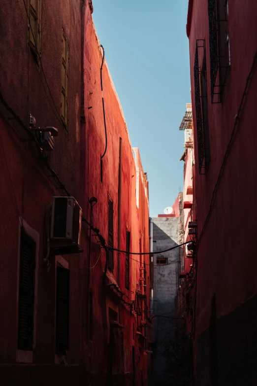 a narrow alley way in an urban area with buildings