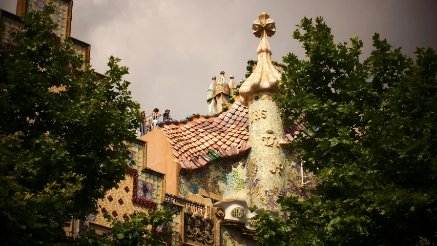 the roof and statues on this building are decorated