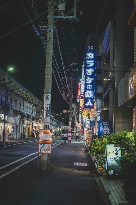 an image of an alleyway at night