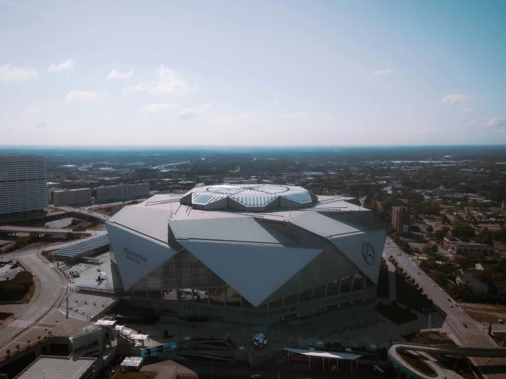 the top of an arena with a large sky line and many vehicles parked around it