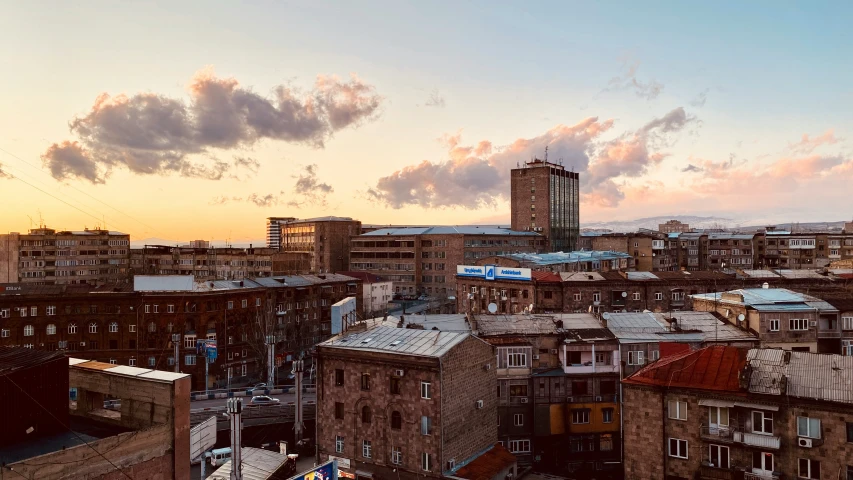 an urban skyline in a small town with tall buildings and lots of tall windows