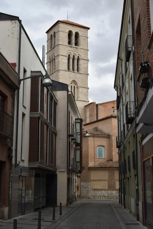 a narrow street with some buildings near one end