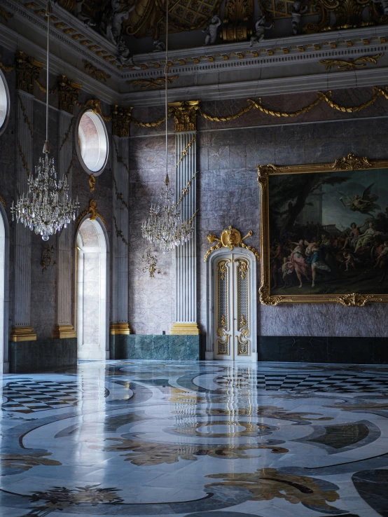 a palace has many chandeliers hanging from the ceiling