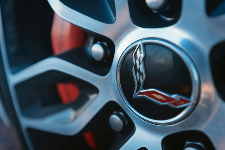 the logo on the wheel is on the red stripe