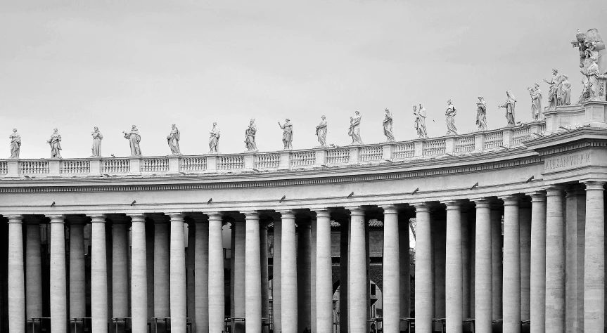 the columns of a building have statues and statues on top