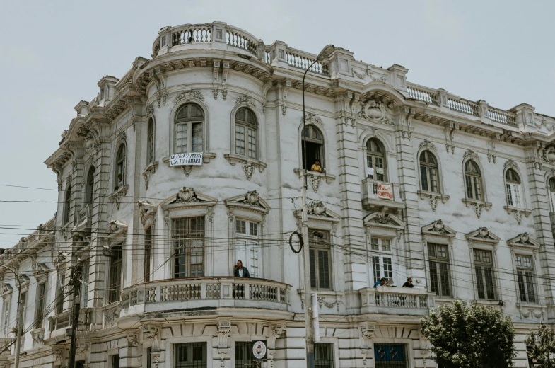 a very large building with lots of windows