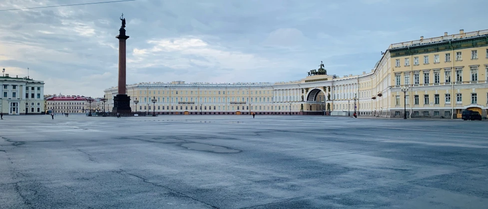 a very big building that has a clock tower in it