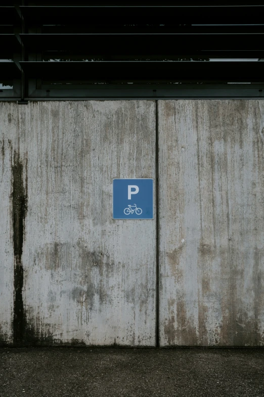 there is a small bicycle sign on the cement