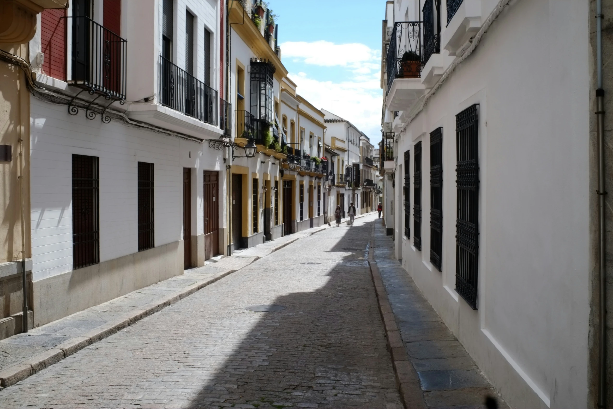 this is an alleyway leading to several large white buildings