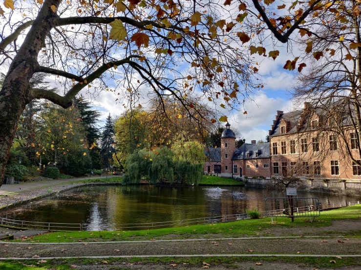 a small pond is surrounded by some large buildings