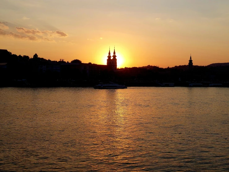 an image of the sun setting over water