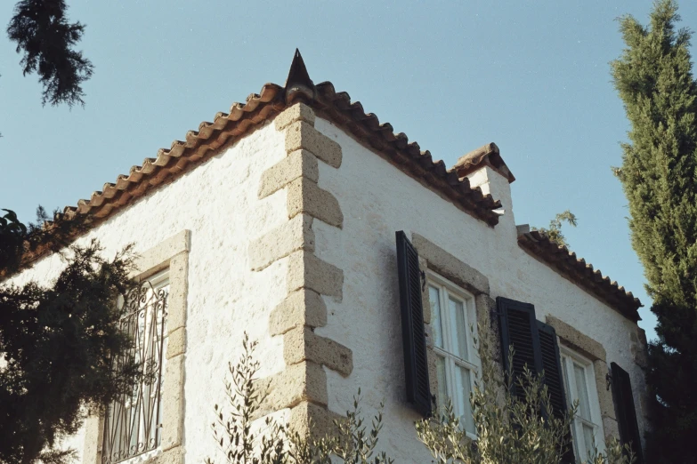 the roof of a building with a bunch of windows