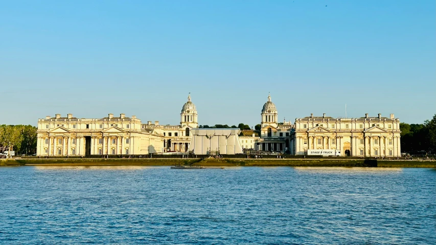 there are many different buildings on the water