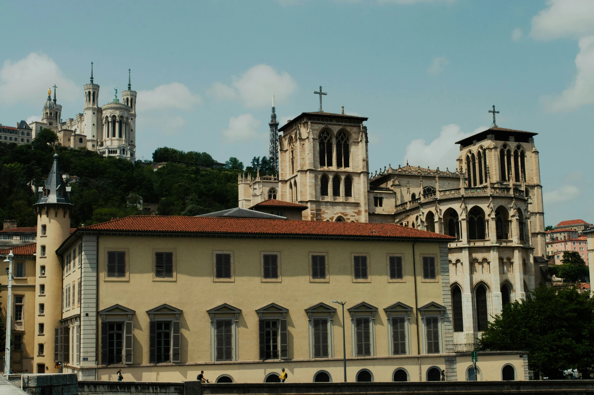 there is a very large building with many windows and steeples