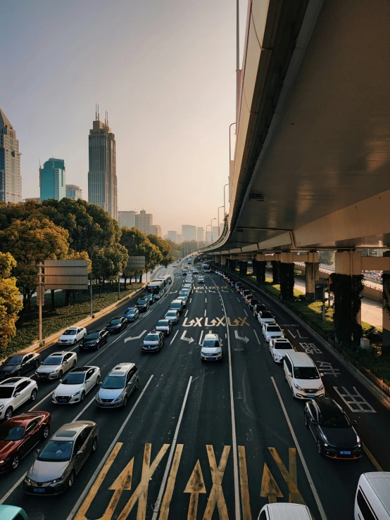 a bunch of cars are traveling down a busy highway