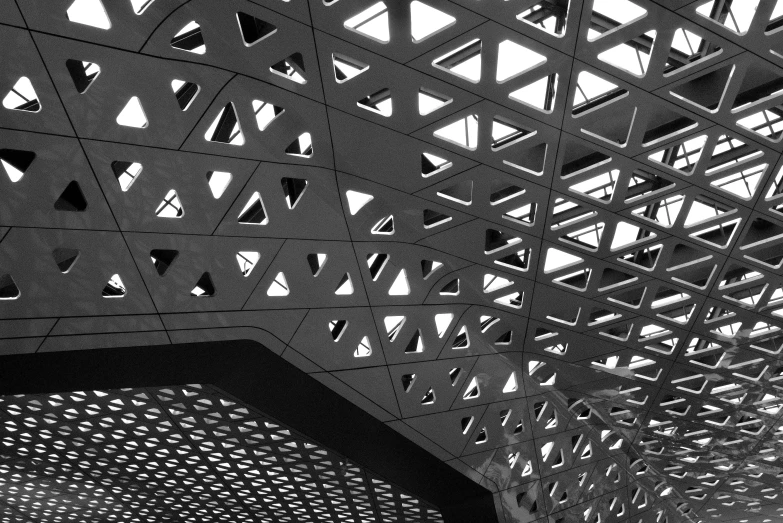 an intricate pattern on a ceiling in the middle of a room