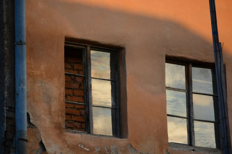 a building with three windows that look like they are in old fashioned architecture