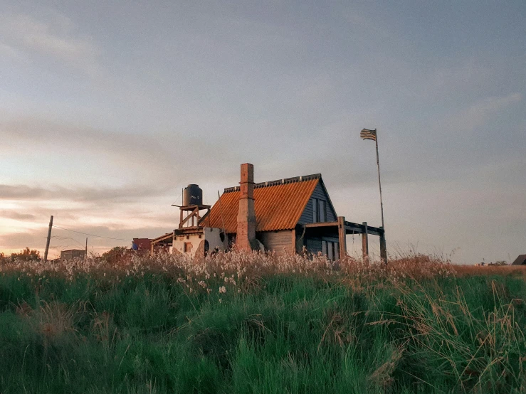 a house that is sitting in the grass