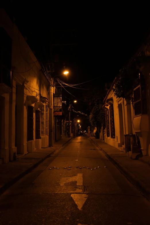 a deserted dark street is in the city