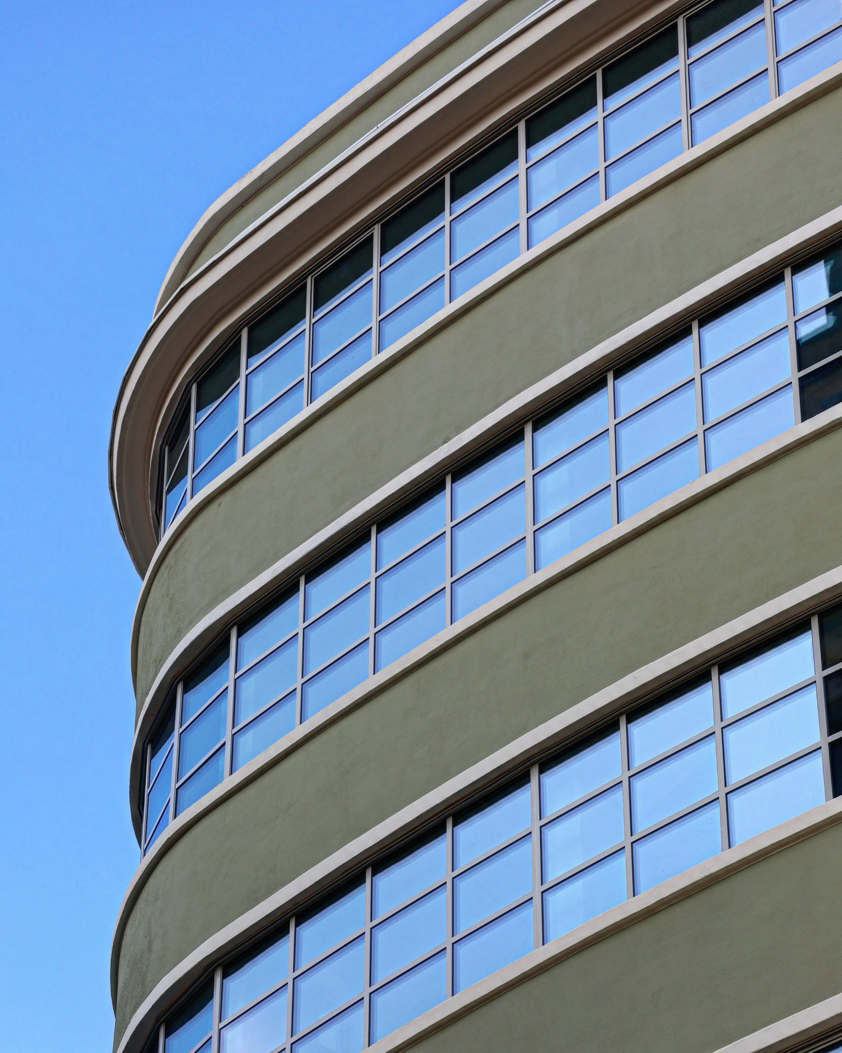 a building that has several windows on the side